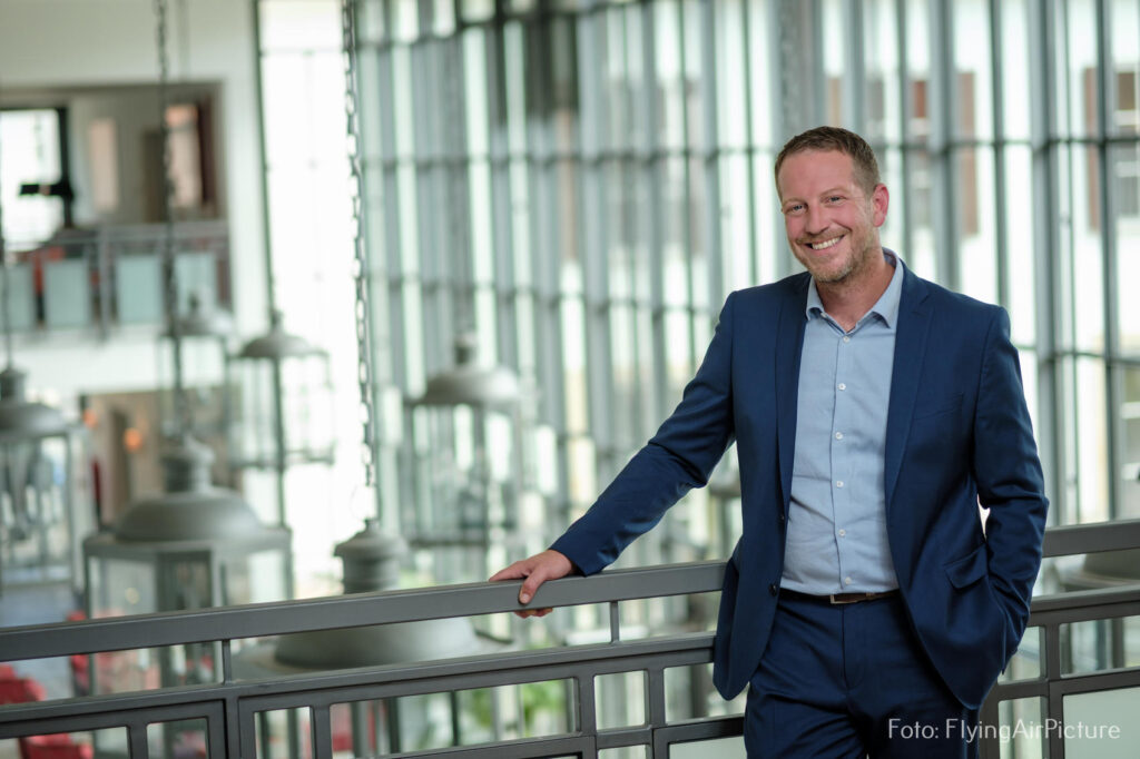 Businessportrait eines Mannes in einem Unternehmensgebäude in Brakel